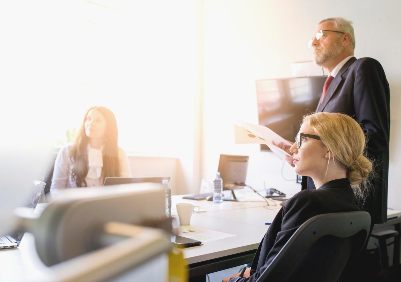 Professionelles Beratungsgespräch in modernem Büroambiente